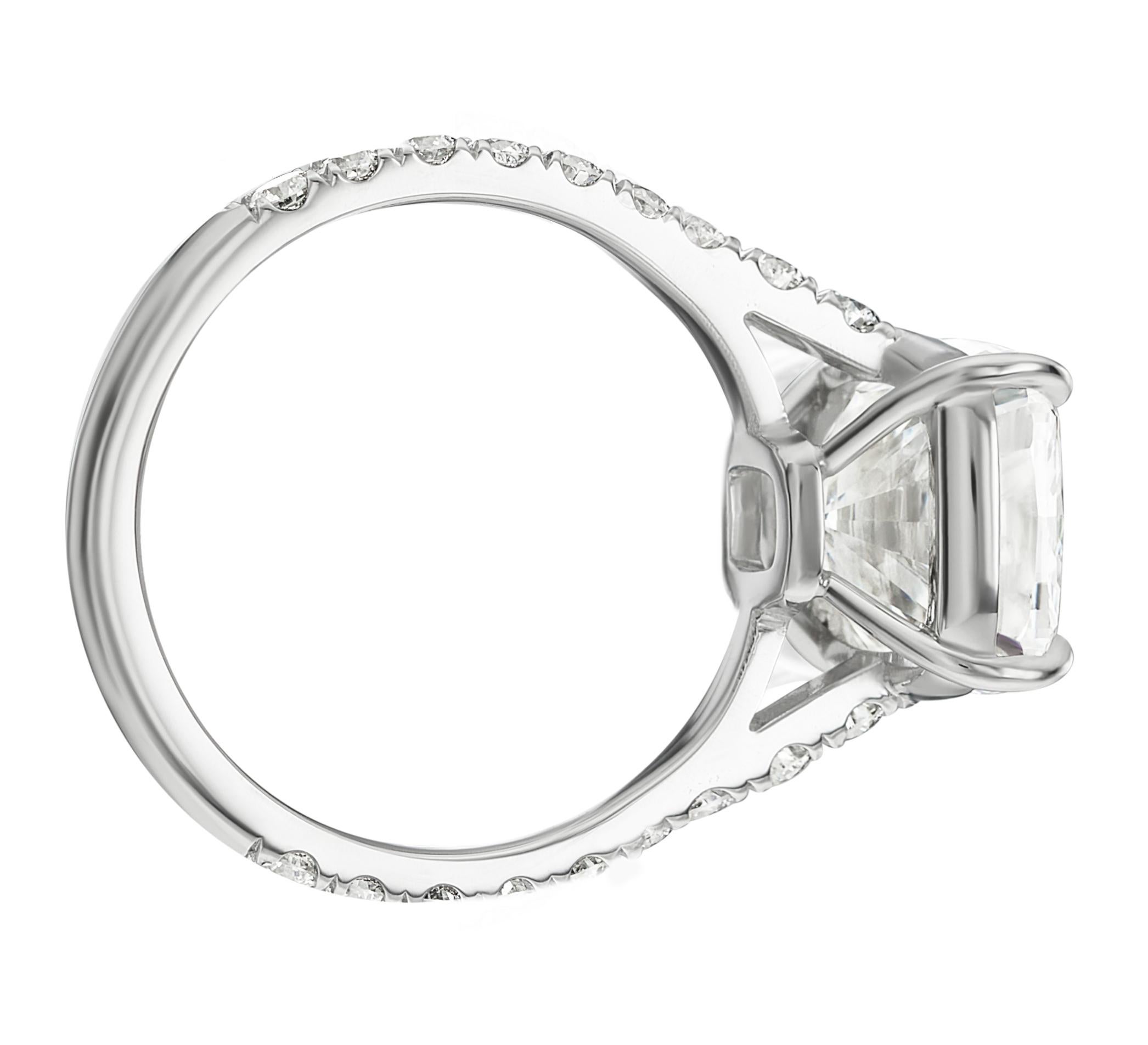 Contemporain Bague solitaire certifiée GIA de 5 carats en diamant taillé en coussin avec pavé en vente