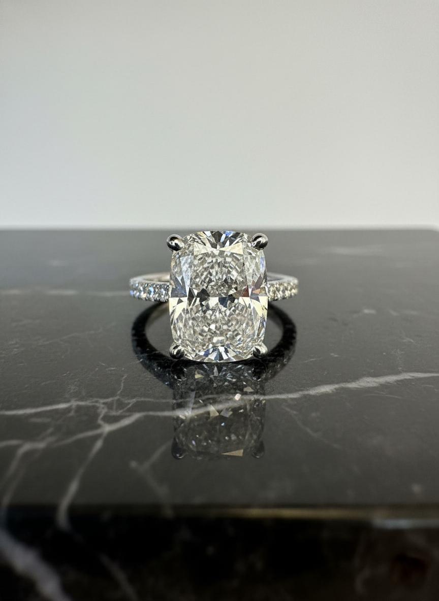 Anillo de compromiso de diamantes en platino de 5 quilates D VS2 certificado por el GIA Corte cojín en venta