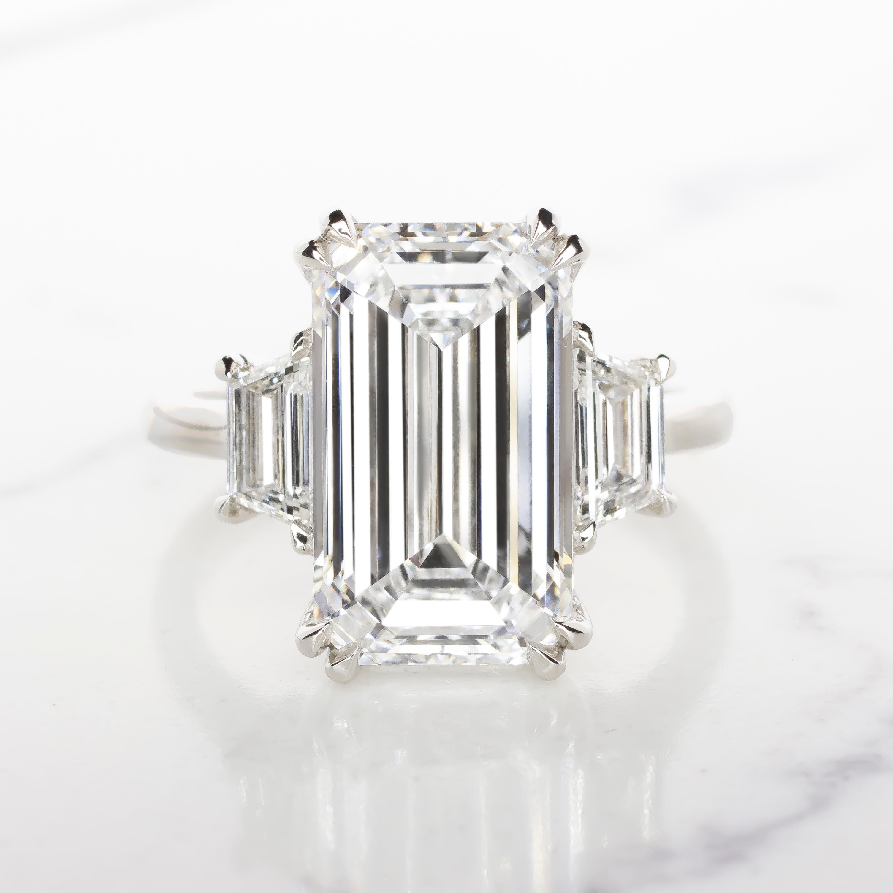 La bague à diamant de 5,51 carats D Color Flawless Emerald Cut ! 

Élevez votre élégance avec ce superbe chef-d'œuvre de luxe, symbole d'une beauté et d'une sophistication intemporelles. Fabriquée avec une attention méticuleuse aux détails, cette