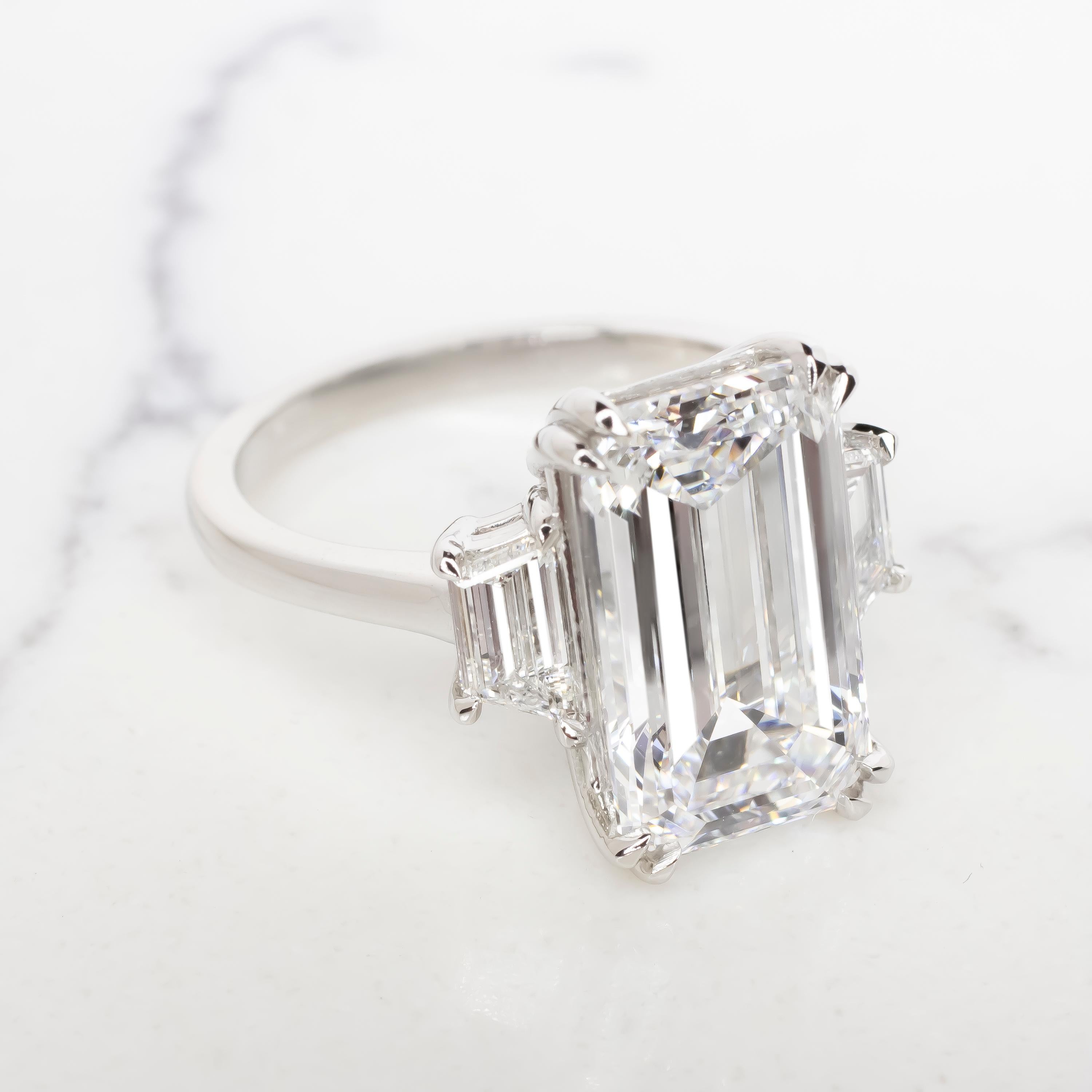 Contemporain Bague avec diamant taille émeraude de 5 carats de couleur D certifié GIA TYPE IIA en vente