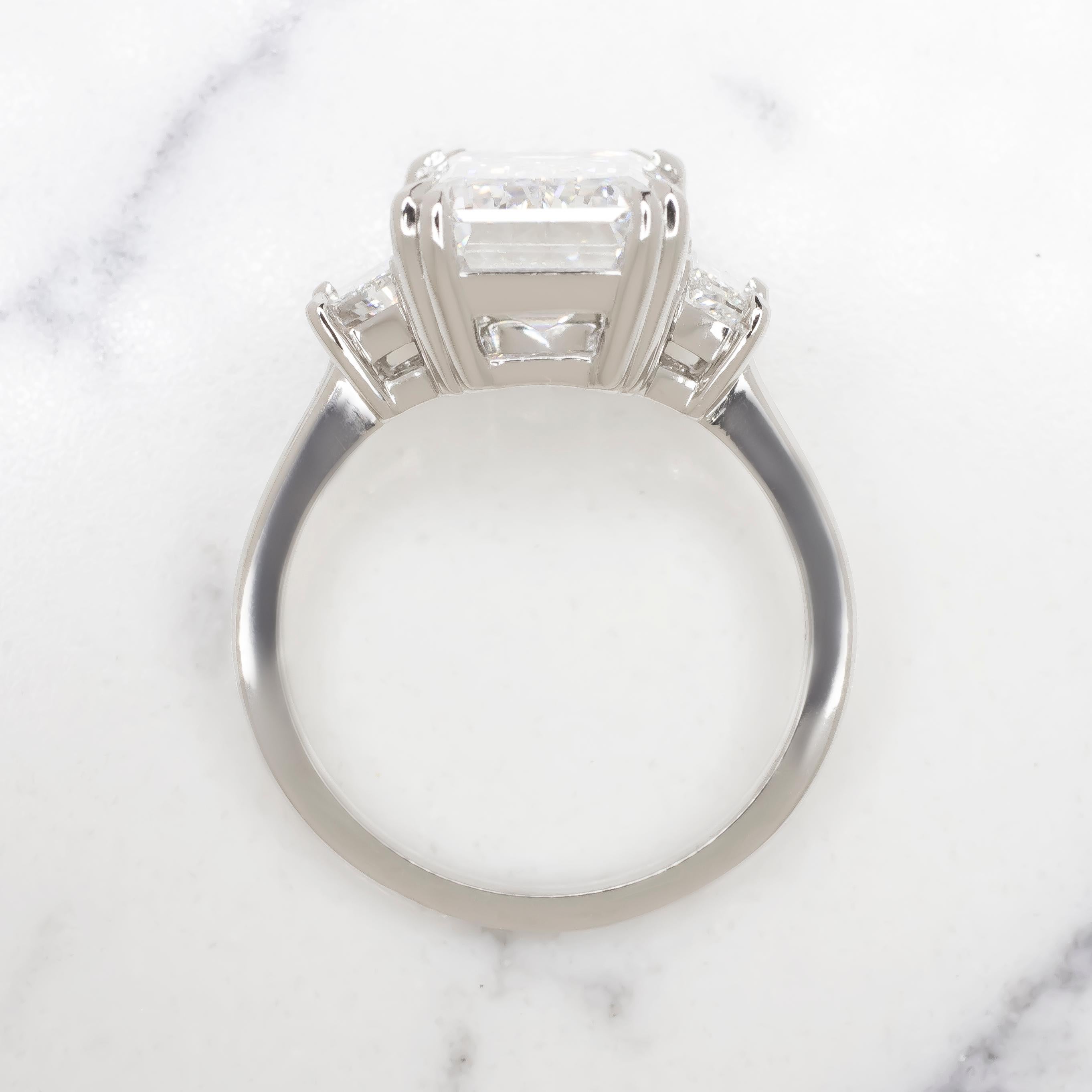 Taille émeraude Bague avec diamant taille émeraude de 5 carats de couleur D certifié GIA TYPE IIA en vente