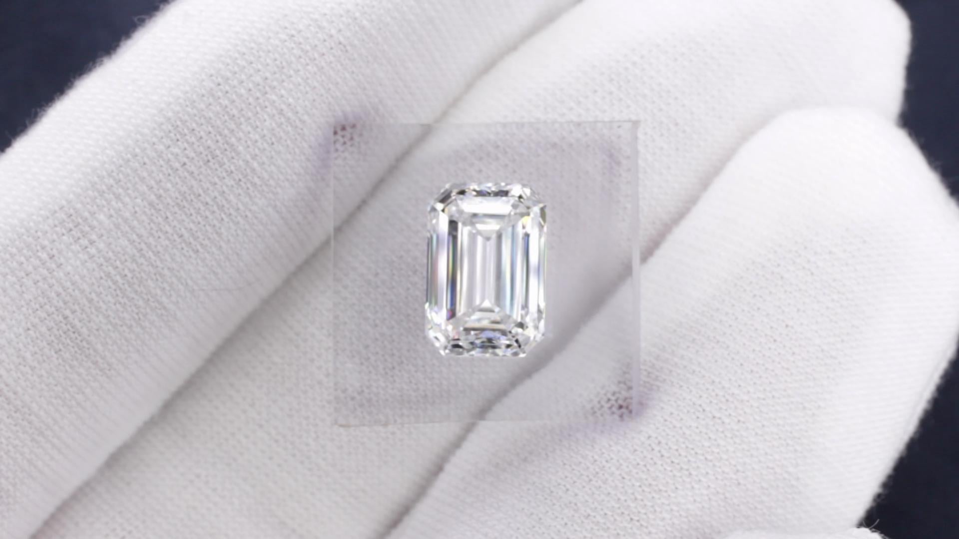 Moderne Bague en or blanc 18 carats certifiée GIA et ornée d'un diamant taille émeraude de 5 carats en vente
