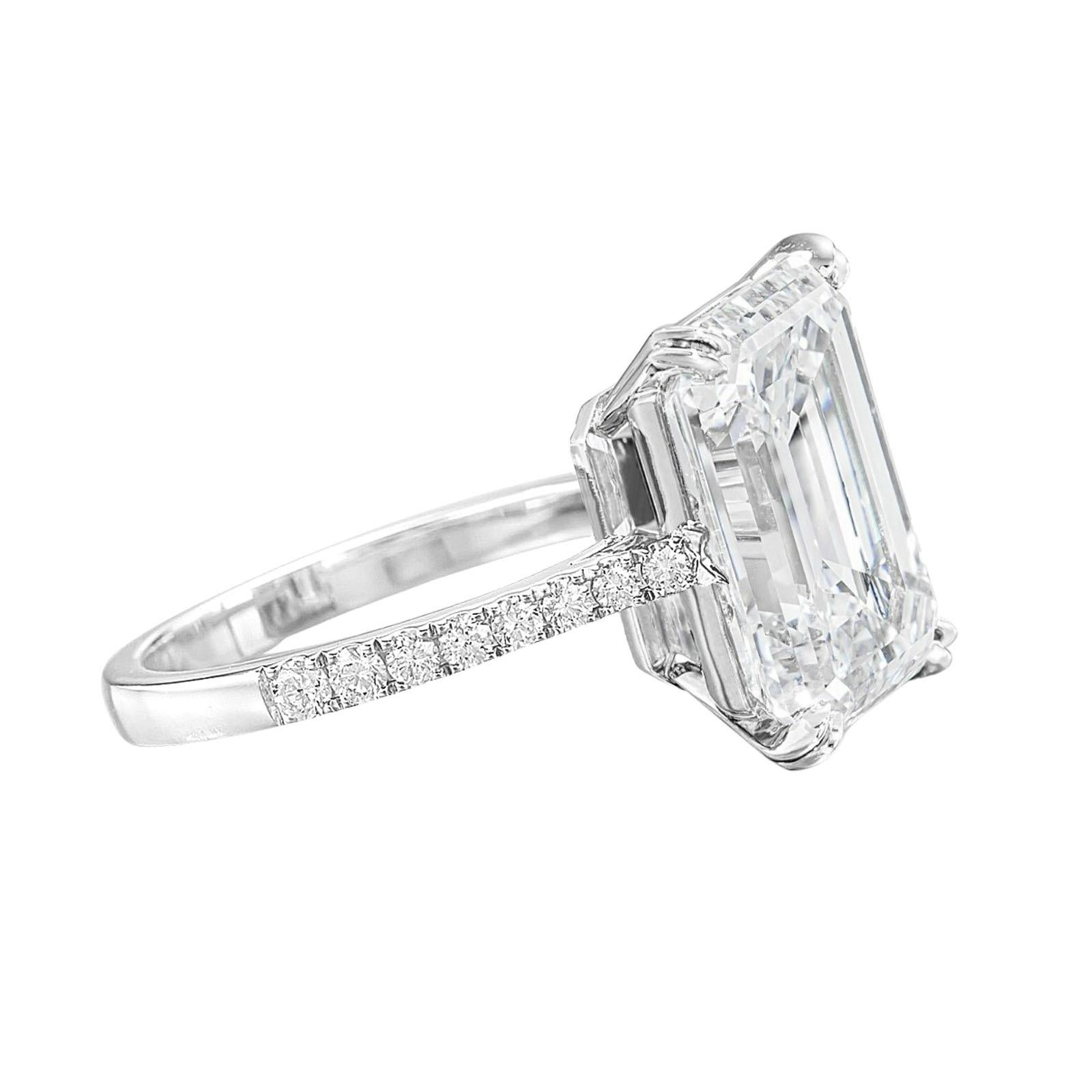 Un exquis diamant taille émeraude de 5 carats, de couleur D et de pureté irréprochable, certifié par la GIA.

Un diamant de qualité supérieure serti de diamants micropavés dans la bande. 

serti en platine massif
