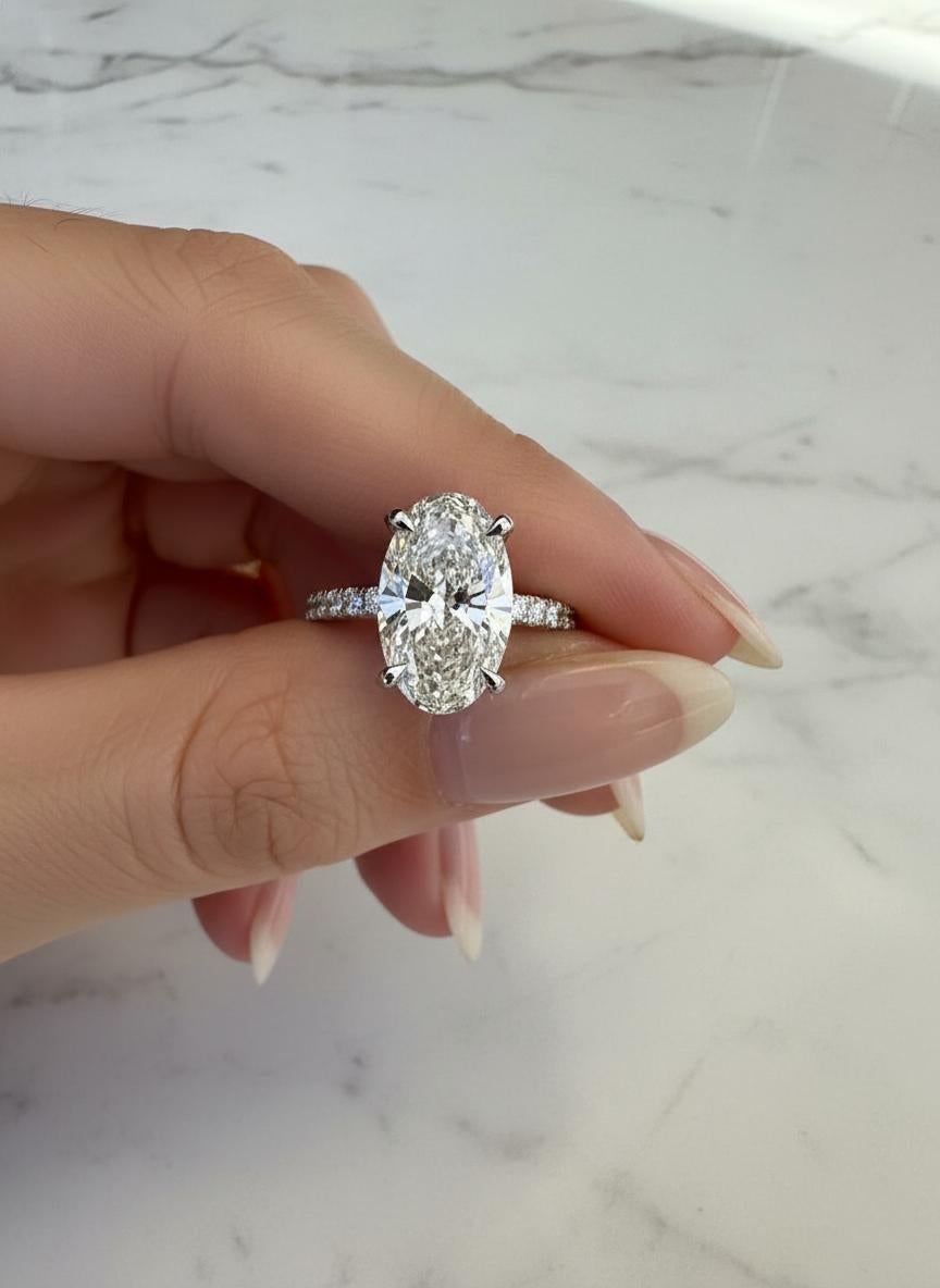 Taille ovale Bague de fiançailles GIA certifiée 5 carats E Color Oval Brilliant Cut Diamond en vente