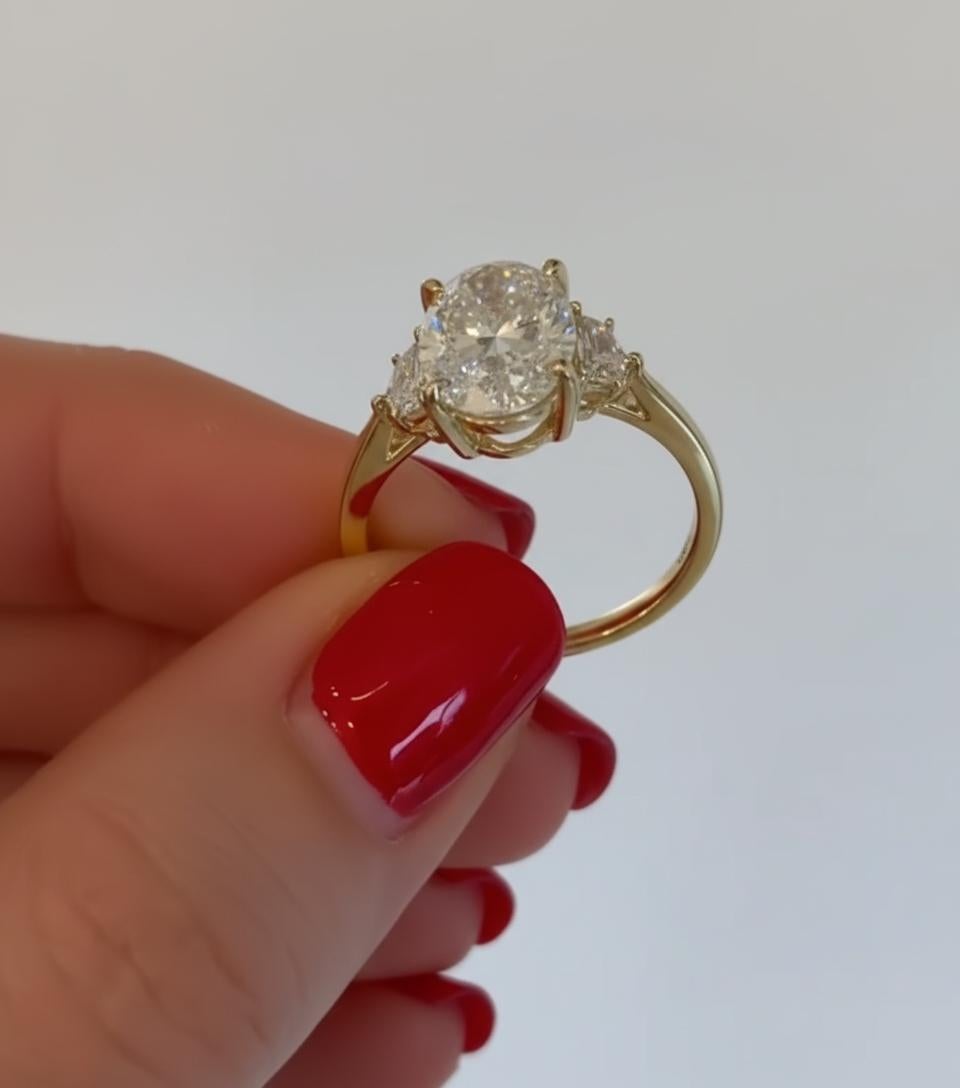 Contemporaneo GIA Certified 5 Carat E VS2 Oval Brilliante Cut Diamond Three-Stone Engagement in vendita