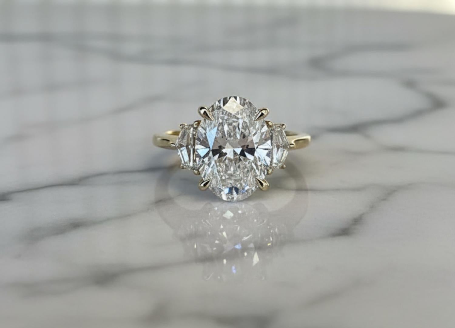 Taglio ovale GIA Certified 5 Carat E VS2 Oval Brilliante Cut Diamond Three-Stone Engagement in vendita