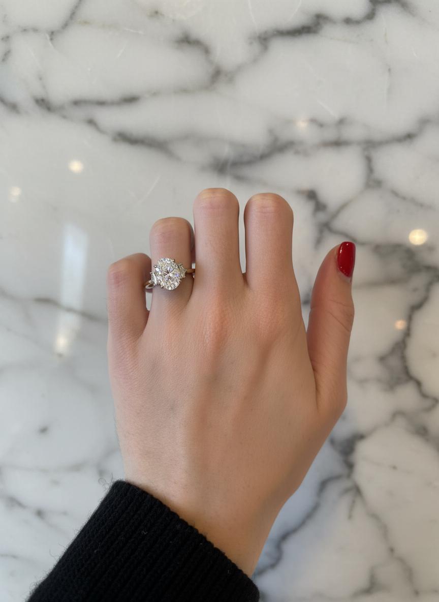 Donna GIA Certified 5 Carat E VS2 Oval Brilliante Cut Diamond Three-Stone Engagement in vendita