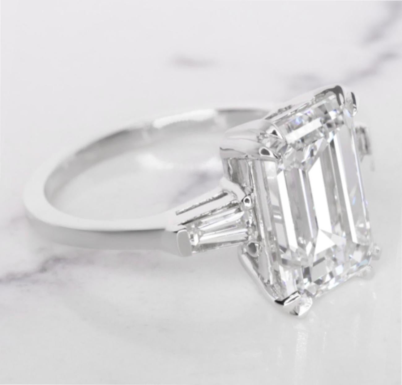 Taille émeraude Bague en or blanc 18 carats certifiée GIA et ornée d'un diamant taille émeraude de 5 carats en vente