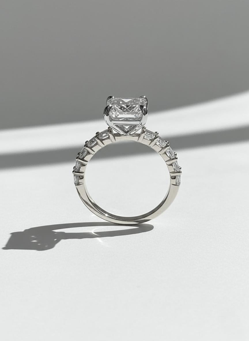 Contemporain Bague de fiançailles en platine certifiée GIA avec un diamant taille émeraude de 5 carats en vente