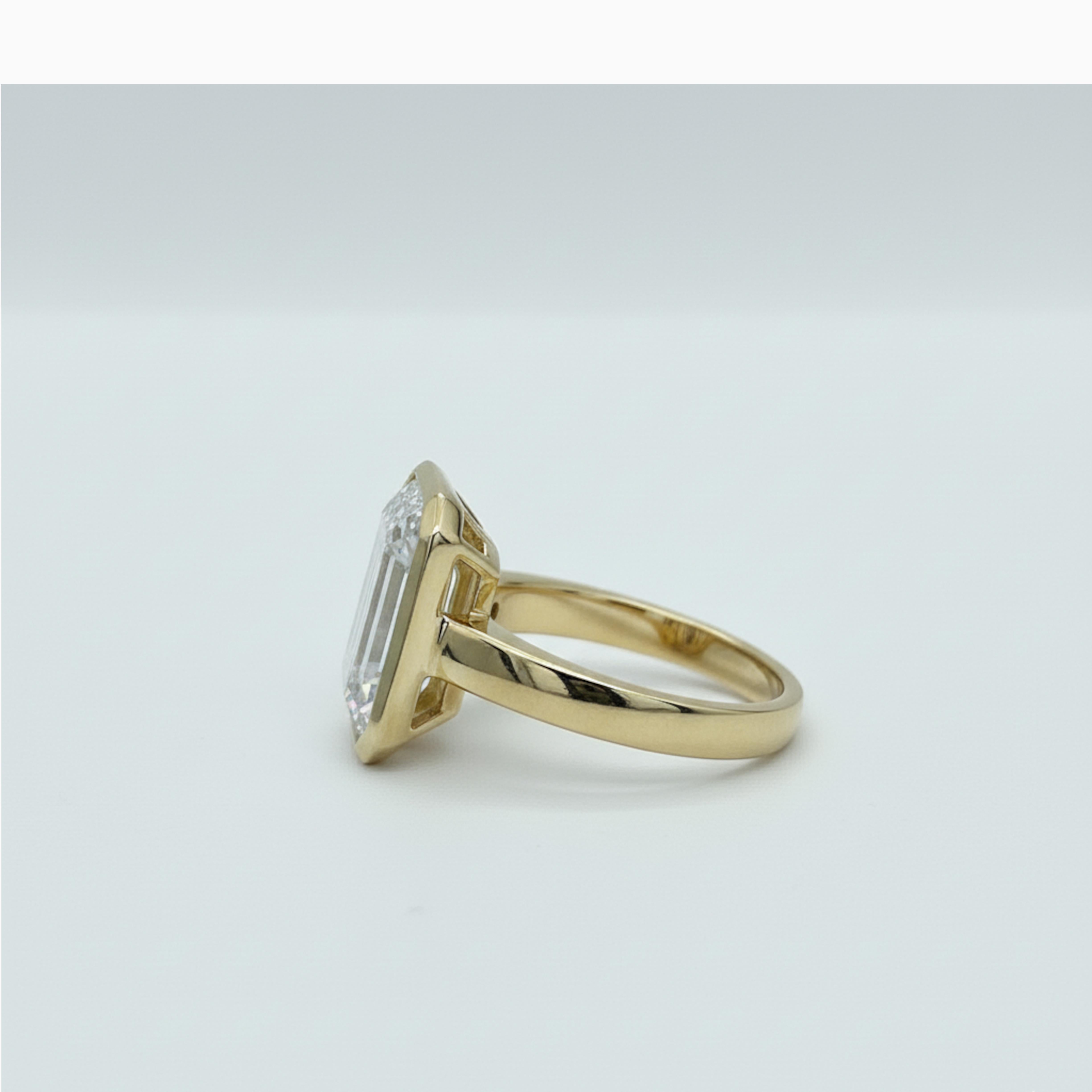 D'un design intemporel et sophistiqué, cette superbe bague de fiançailles est ornée d'un diamant Emerald Cut de 5,01 carats certifié par le GIA, de couleur G et de pureté VS2 - une combinaison qui offre une luminosité exceptionnelle et une pureté
