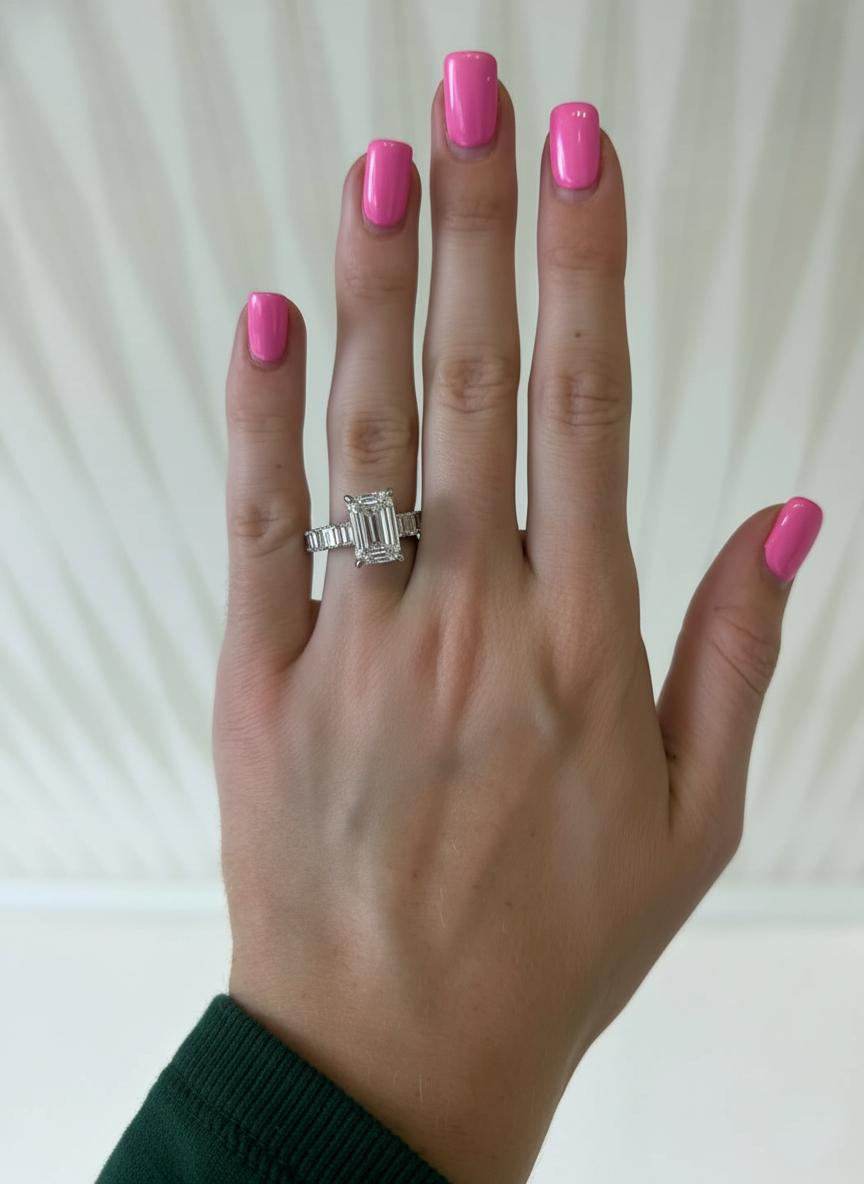 Taille émeraude Bague de fiançailles en platine certifiée GIA avec un diamant taille émeraude de 5 carats en vente