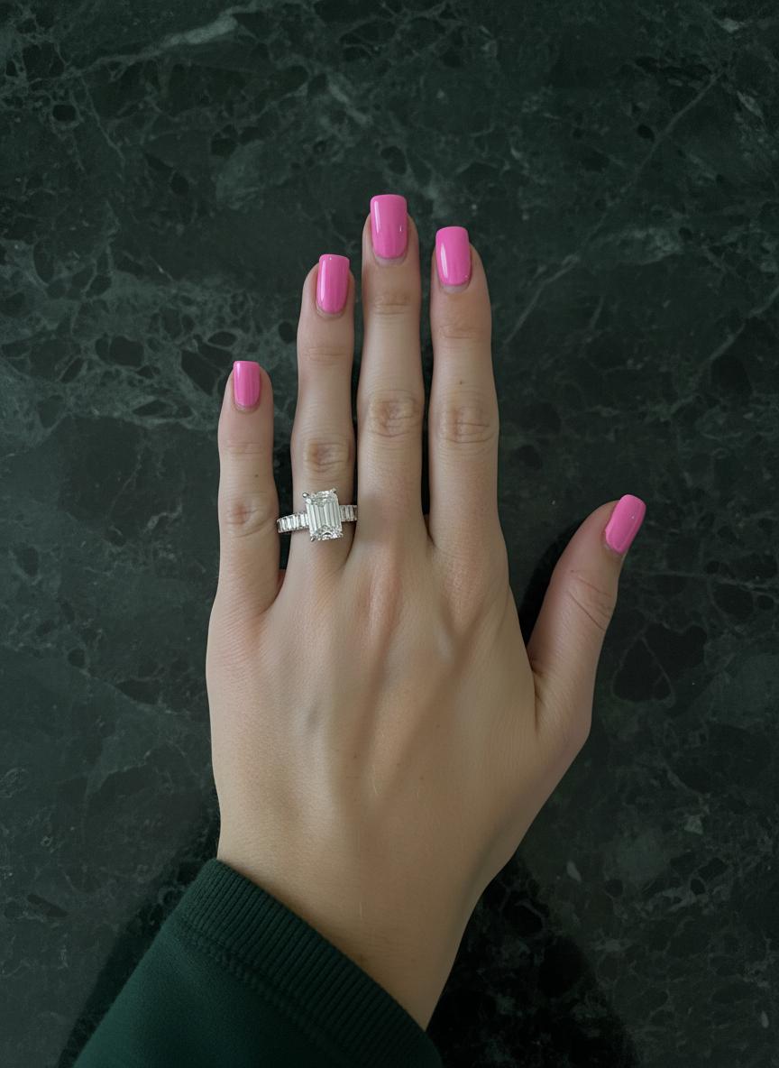 Contemporain Bague de fiançailles en platine certifiée GIA avec un diamant taille émeraude de 5 carats en vente