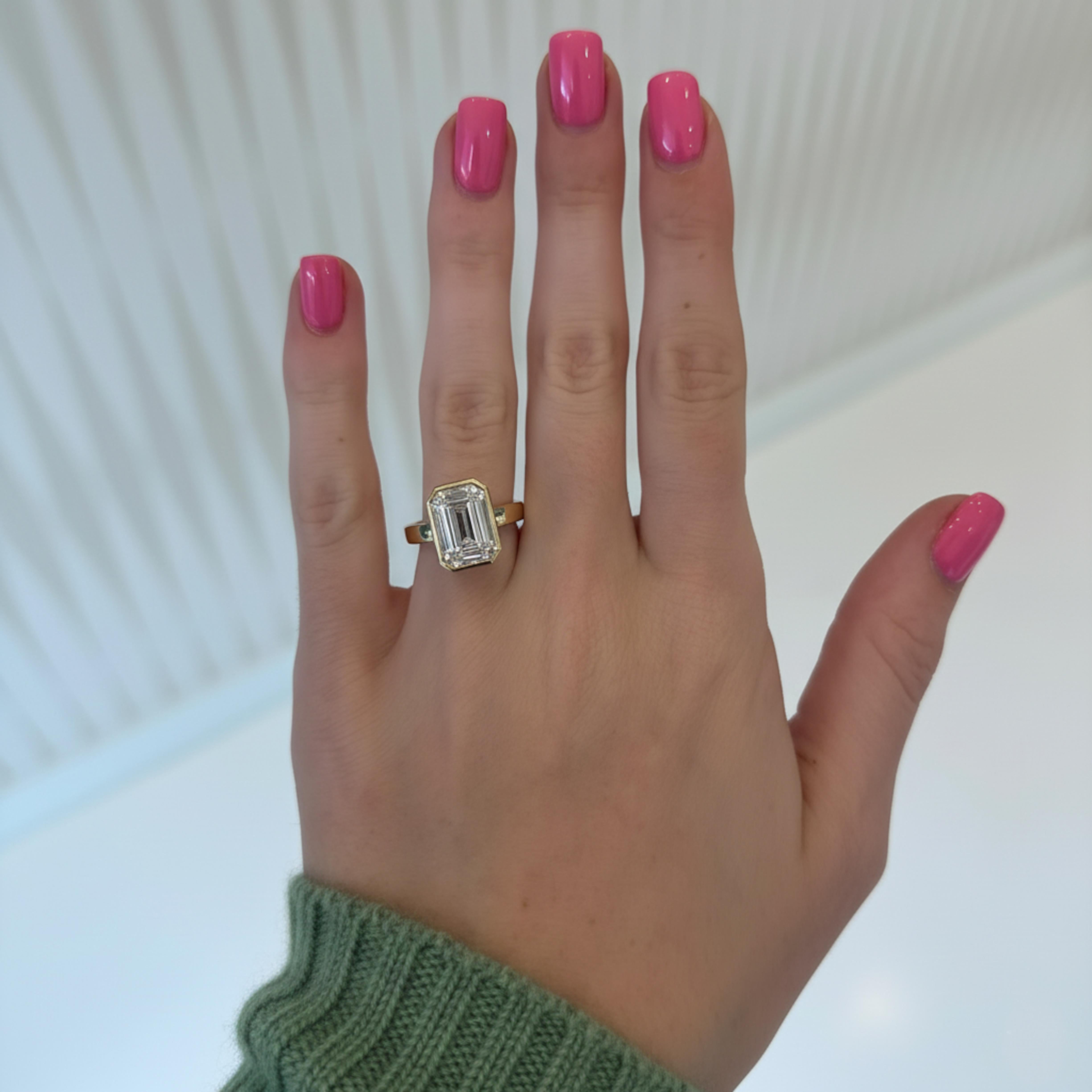 Contemporain Bague de fiançailles en platine certifiée GIA avec un diamant taille émeraude de 5 carats en vente