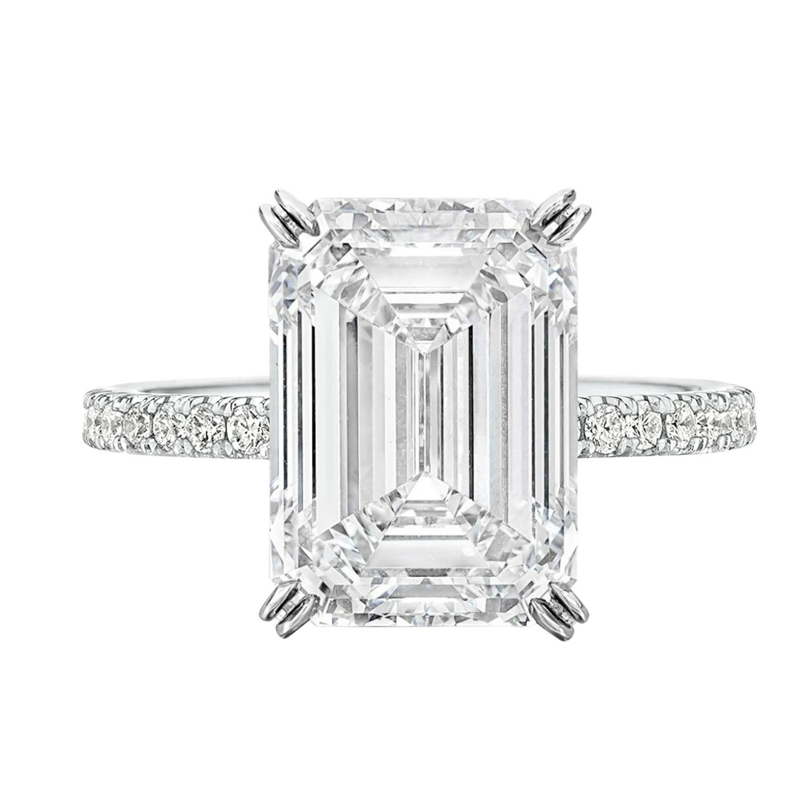 GIA zertifiziert 5 Karat Smaragdschliff Diamant F Farbe VS2 mit Pavè Platin Ring (Zeitgenössisch) im Angebot