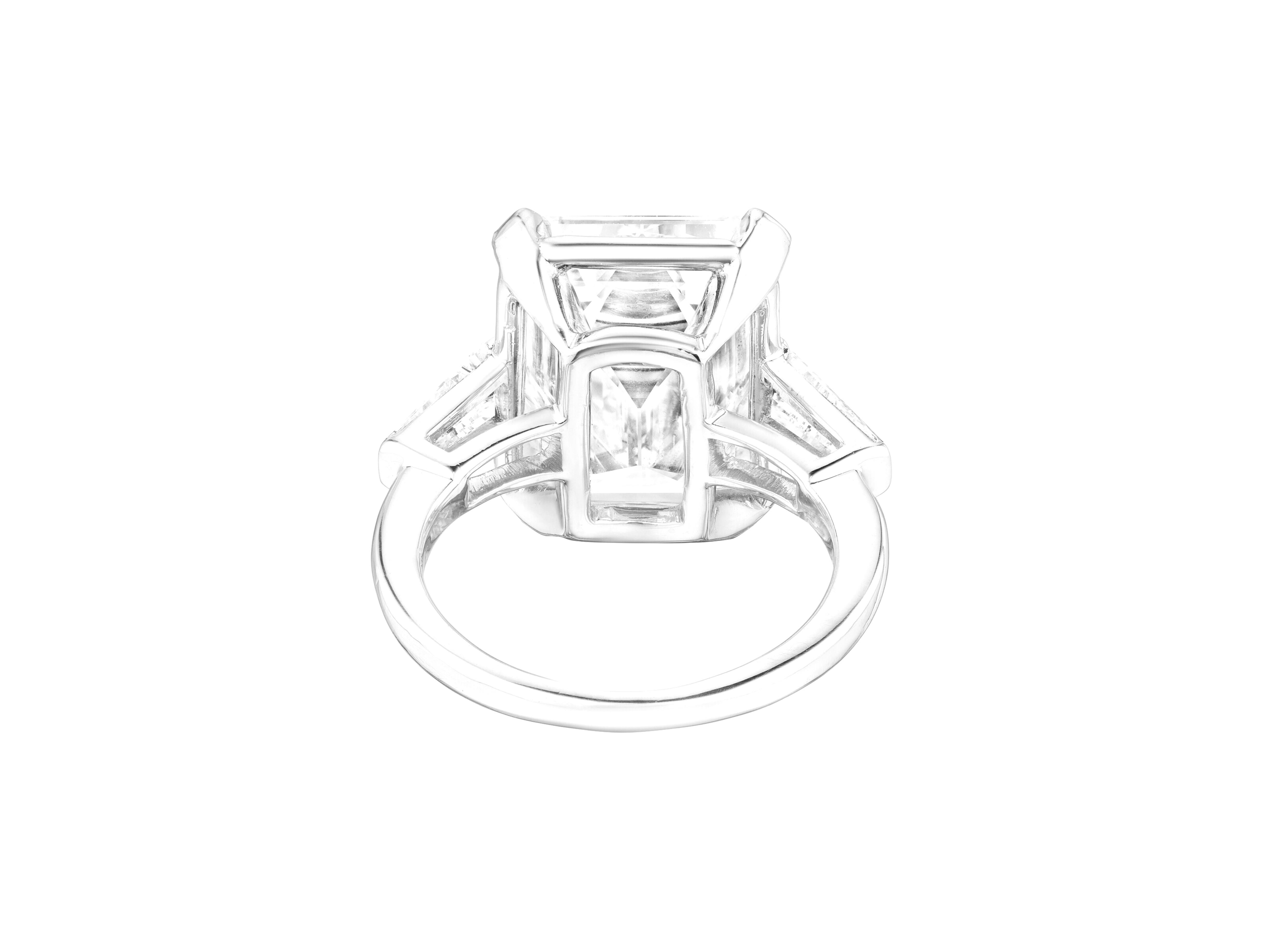 5 carat emerald cut diamond set in luxurious platinum, exuding elegance and sophistication. The central diamond is GIA certified, ensuring its quality and authenticity, with a F color and VS2 clarity that contribute to its remarkable brilliance and