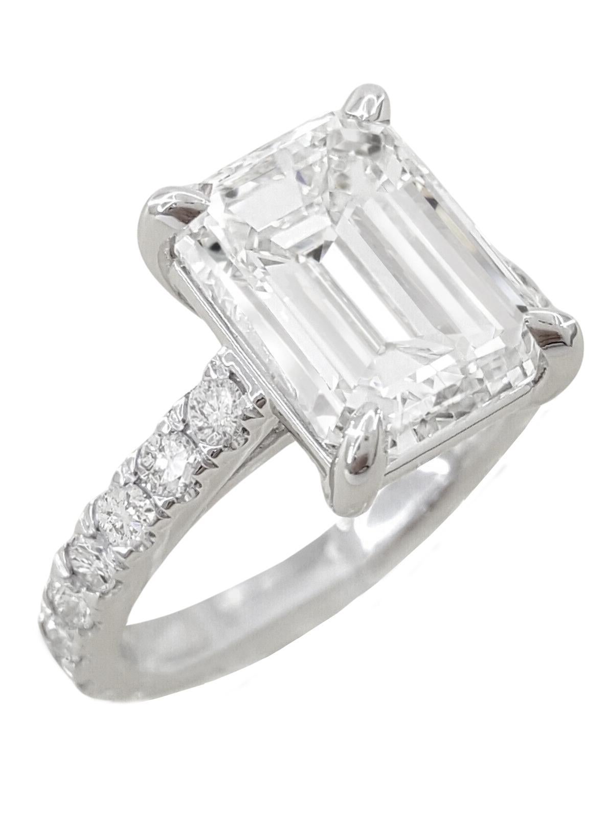 Moderne Bague en platine certifiée GIA avec diamant taille émeraude de 5 carats  en vente