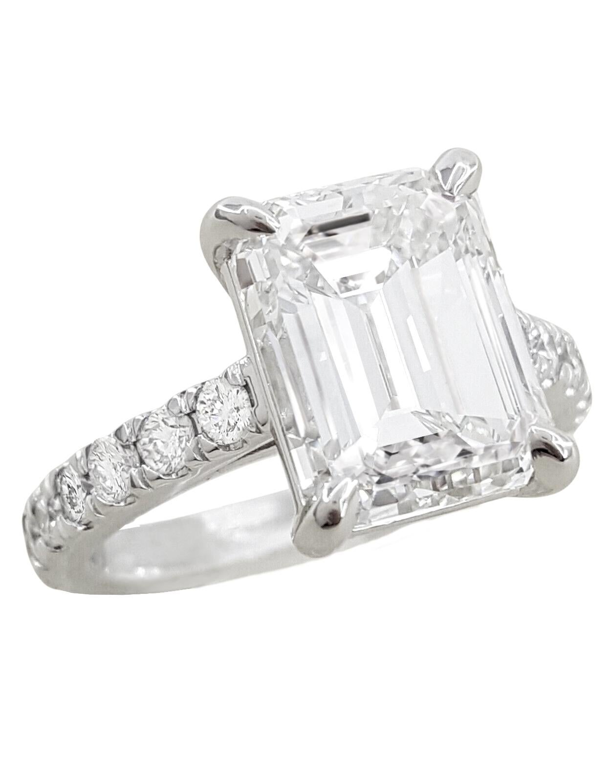 Taille ovale Bague en platine certifiée GIA avec diamant taille émeraude de 5 carats  en vente