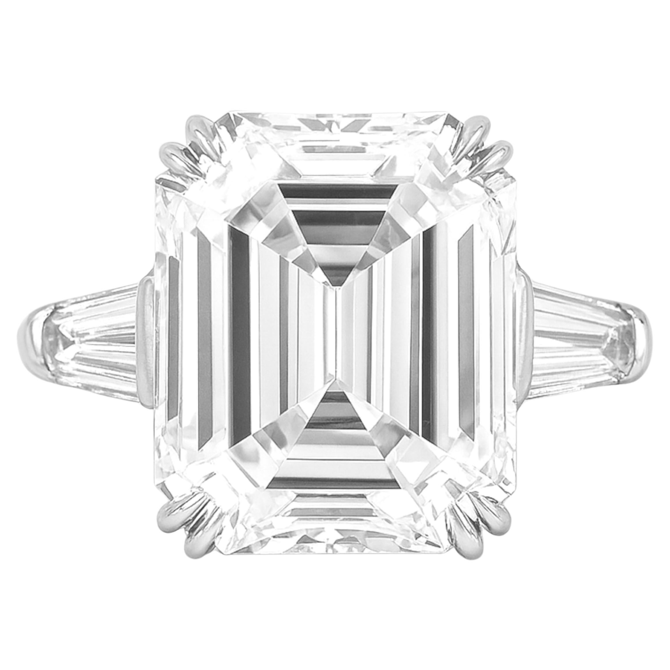 Anello con diamante taglio smeraldo certificato GIA da 5 carati E VVS1 in vendita