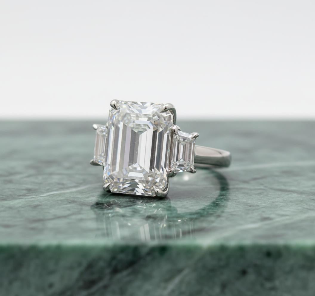 Contemporain Bague en platine à trois pierres avec diamant taille émeraude de 5 carats certifié par le GIA en vente