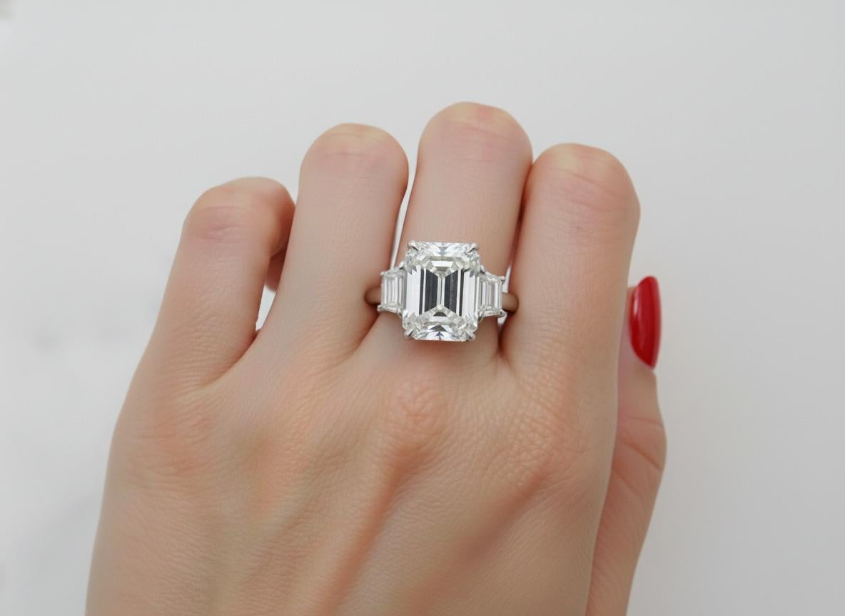 Taille émeraude Bague en platine à trois pierres avec diamant taille émeraude de 5 carats certifié par le GIA en vente