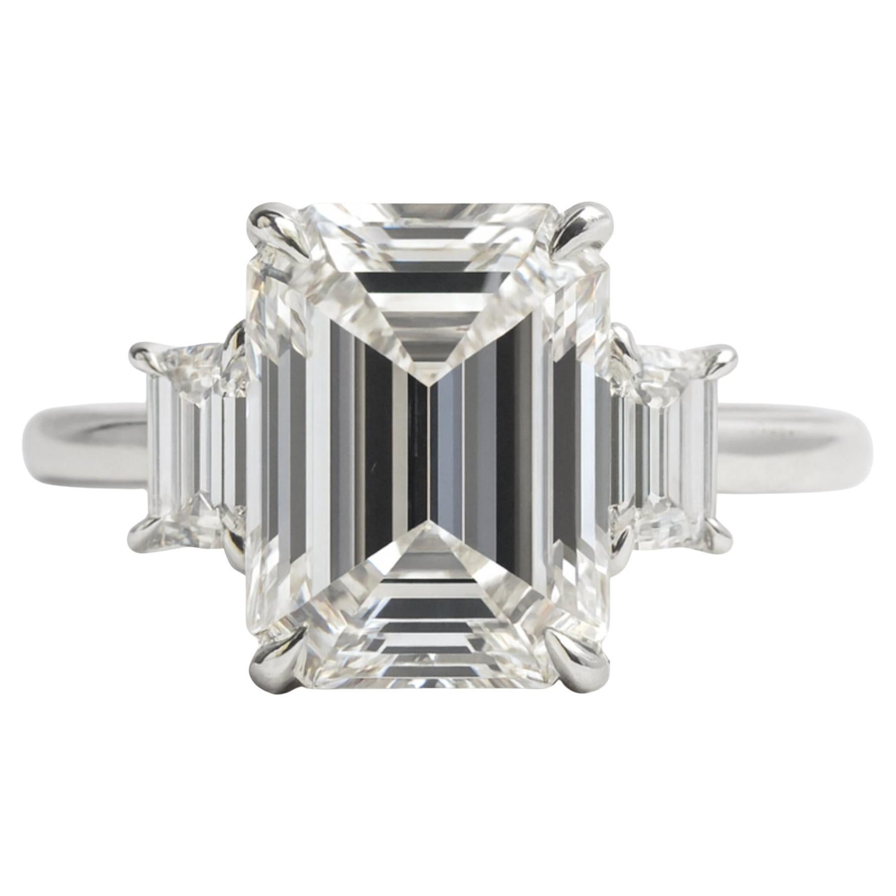 Bague en platine à trois pierres avec diamant taille émeraude de 5 carats certifié par le GIA