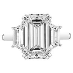 GIA-zertifizierter 5,01 Karat Diamant im Smaragdschliff IF Reinheit mit Trapezförmigem Diamanten