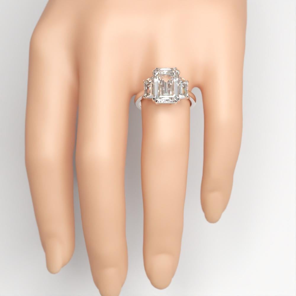 Voici l'incarnation du luxe : notre bague en diamant émeraude de 5 carats. Certifié par le célèbre Gemological Institute of America (GIA), ce chef-d'œuvre affiche une couleur F et une clarté VS2 éblouissante. Méticuleusement serti dans de l'or blanc