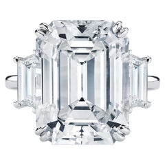 Platinring mit GIA-zertifiziertem 5.09 Karat Trapezschliff und drei Steinen im Smaragdschliff