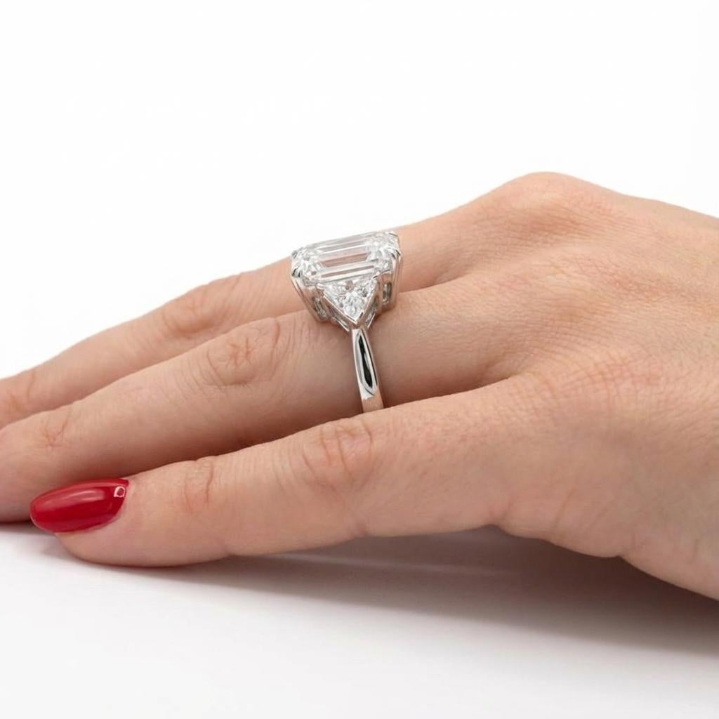 Un anello di diamanti mozzafiato certificato GIA, pronto per la grande proposta di matrimonio o semplicemente per un aggiornamento speciale. 
Questo splendido modello di alta qualità a 5  Il diamante taglio ovale certificato GIA ha un'eccezionale