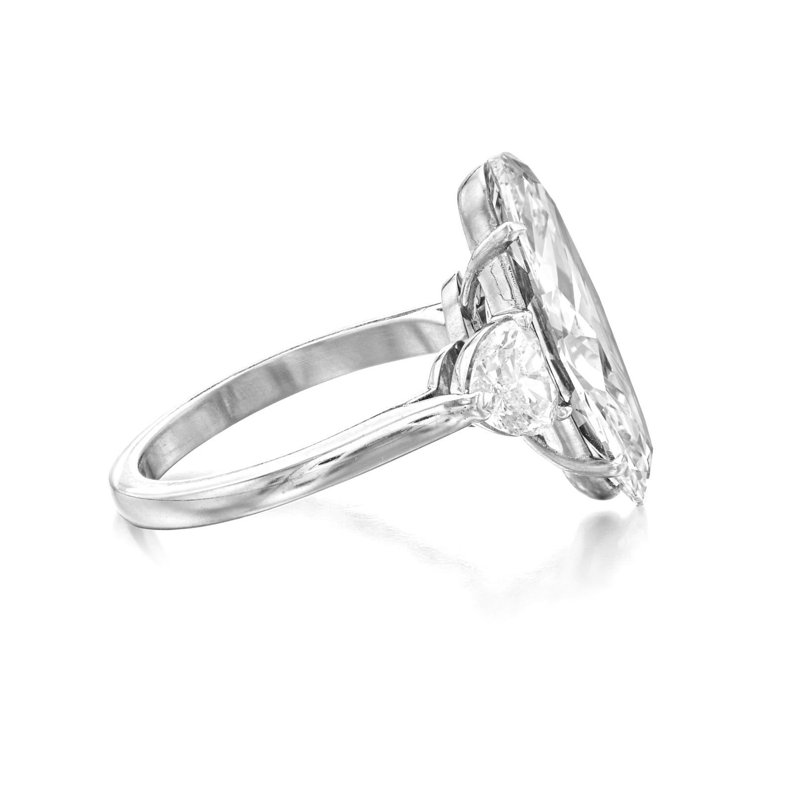 Contemporain Bague de fiançailles en platine à trois pierres avec diamant taille ovale de 5,10 carats certifié GIA en vente