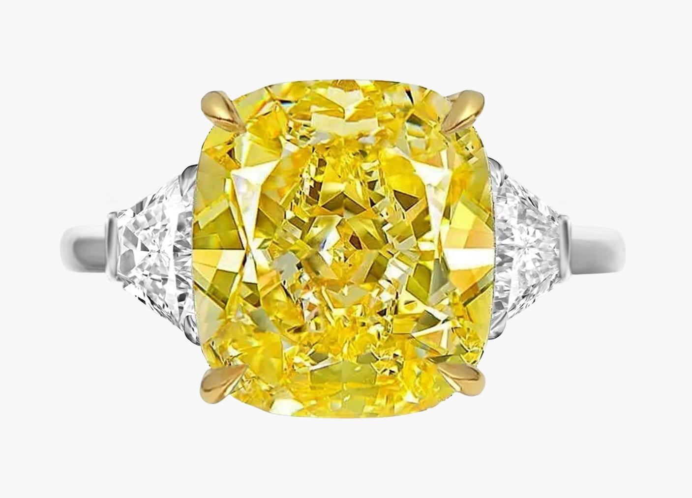 GIA Certified 4.30 Carat Fancy Yellow Cushion Diamond Ring Internally Flawless In New Condition In Rome, IT