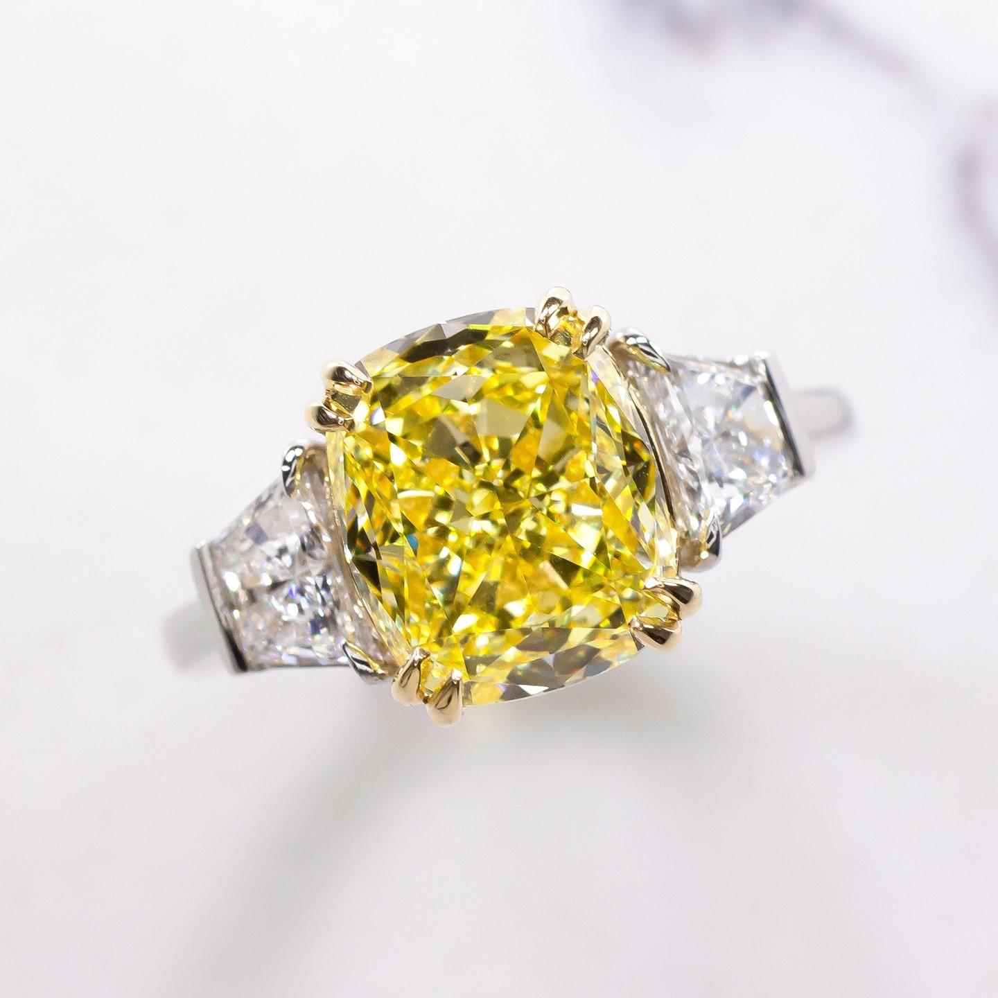 Moderne Bague à diamant coussin certifié GIA de 5 carats de couleur jaune clair fantaisie en vente