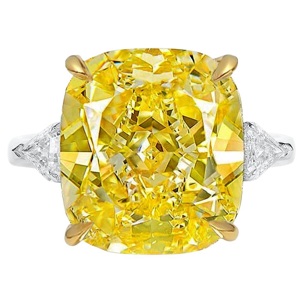 Bague en diamant coussin certifié GIA de 5 carats de couleur jaune Vivid Diamonds, fabriquée en Italie en vente