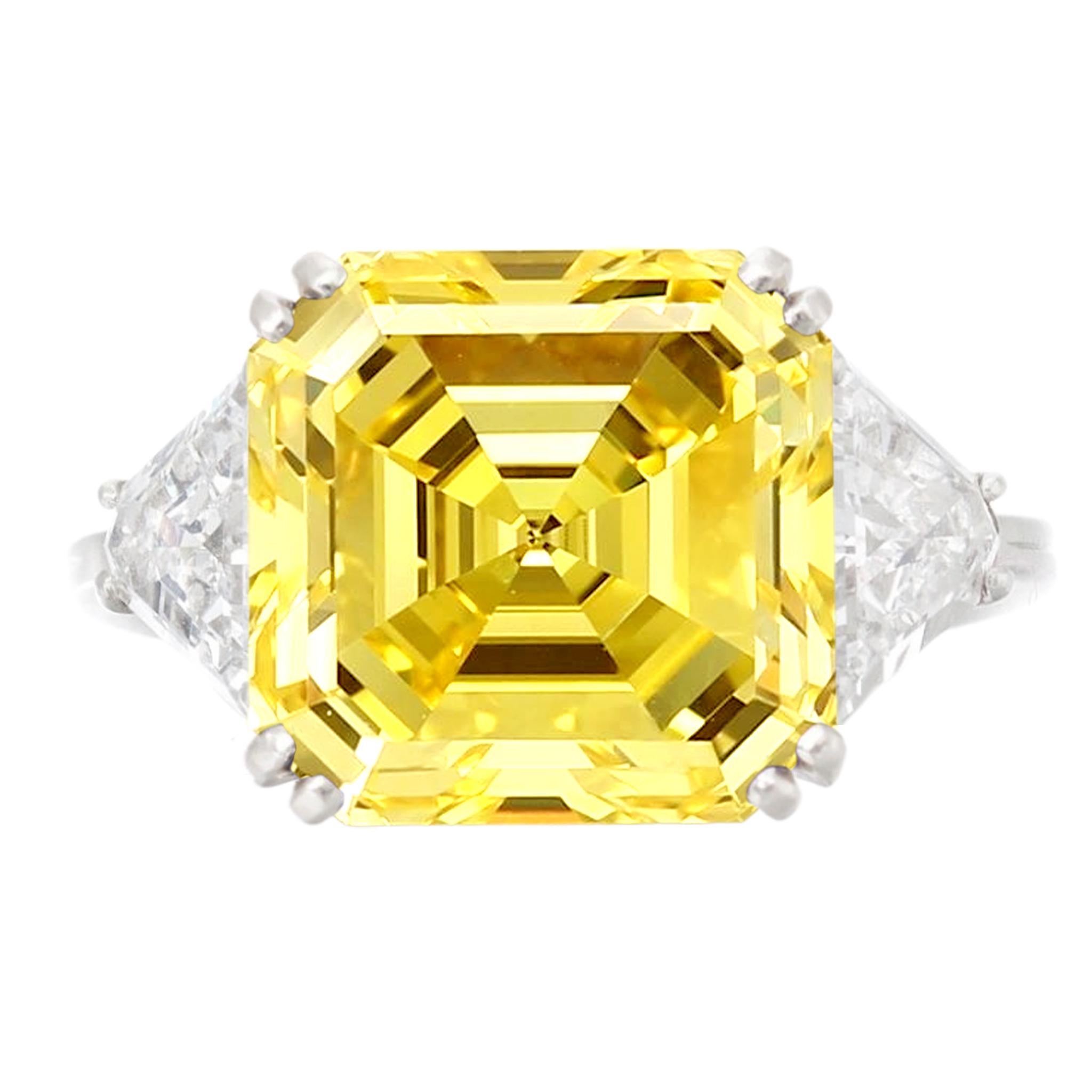 Fabriquée par la maison Antinori Di Sanpietro, cette bague de fiançailles est une merveille de luxe et de distinction. Il met en valeur un resplendissant diamant de 5 carats de taille Asscher, certifié GIA et imprégné d'une captivante teinte jaune