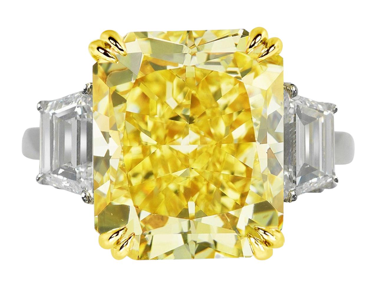 Ce magnifique diamant Antinori di San Pietro ROMA certifié GIA de 5 carats de couleur jaune fantaisie est en or blanc et jaune 18 carats. Les deux trapèzes de diamants blancs situés de part et d'autre de la pierre centrale sont 100% propres à l'œil