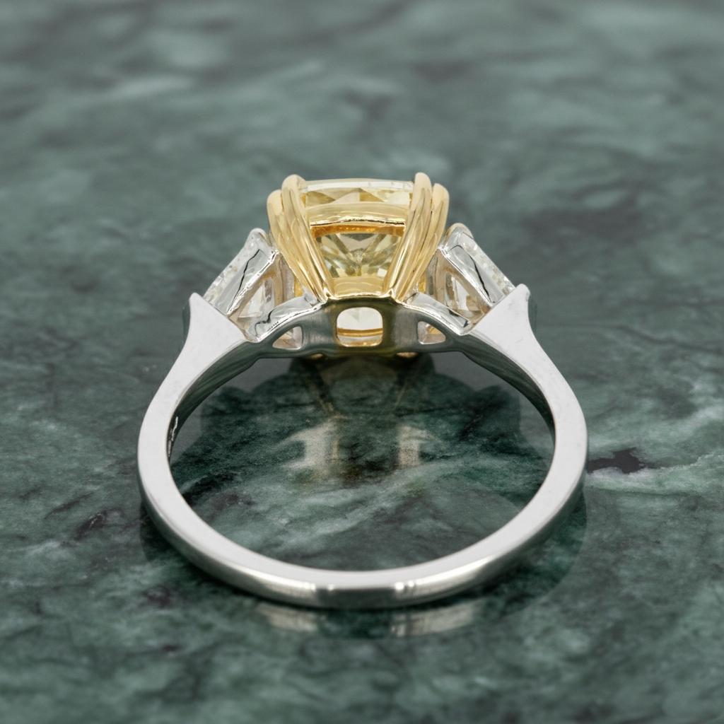 Contemporain Bague en or jaune, platine, certifiée GIA, 5 carats de diamant coussin de couleur jaune fantaisie en vente