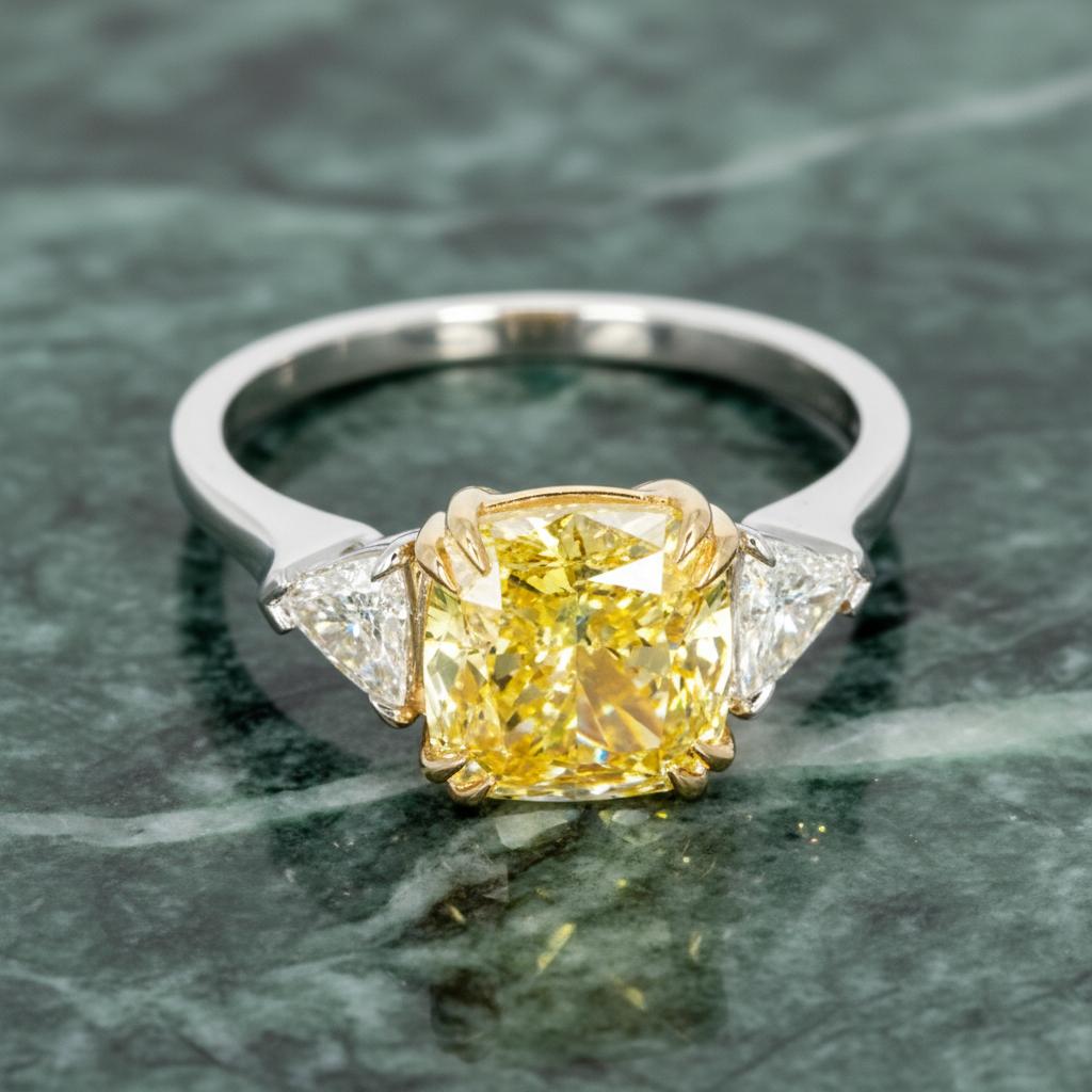 Taille coussin Bague en or jaune, platine, certifiée GIA, 5 carats de diamant coussin de couleur jaune fantaisie en vente