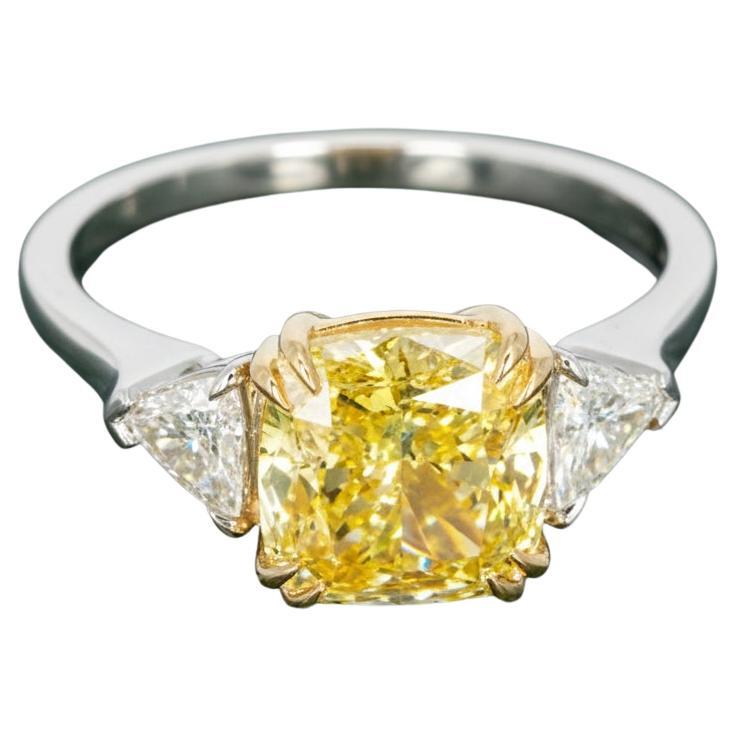 Bague en or jaune, platine, certifiée GIA, 5 carats de diamant coussin de couleur jaune fantaisie en vente