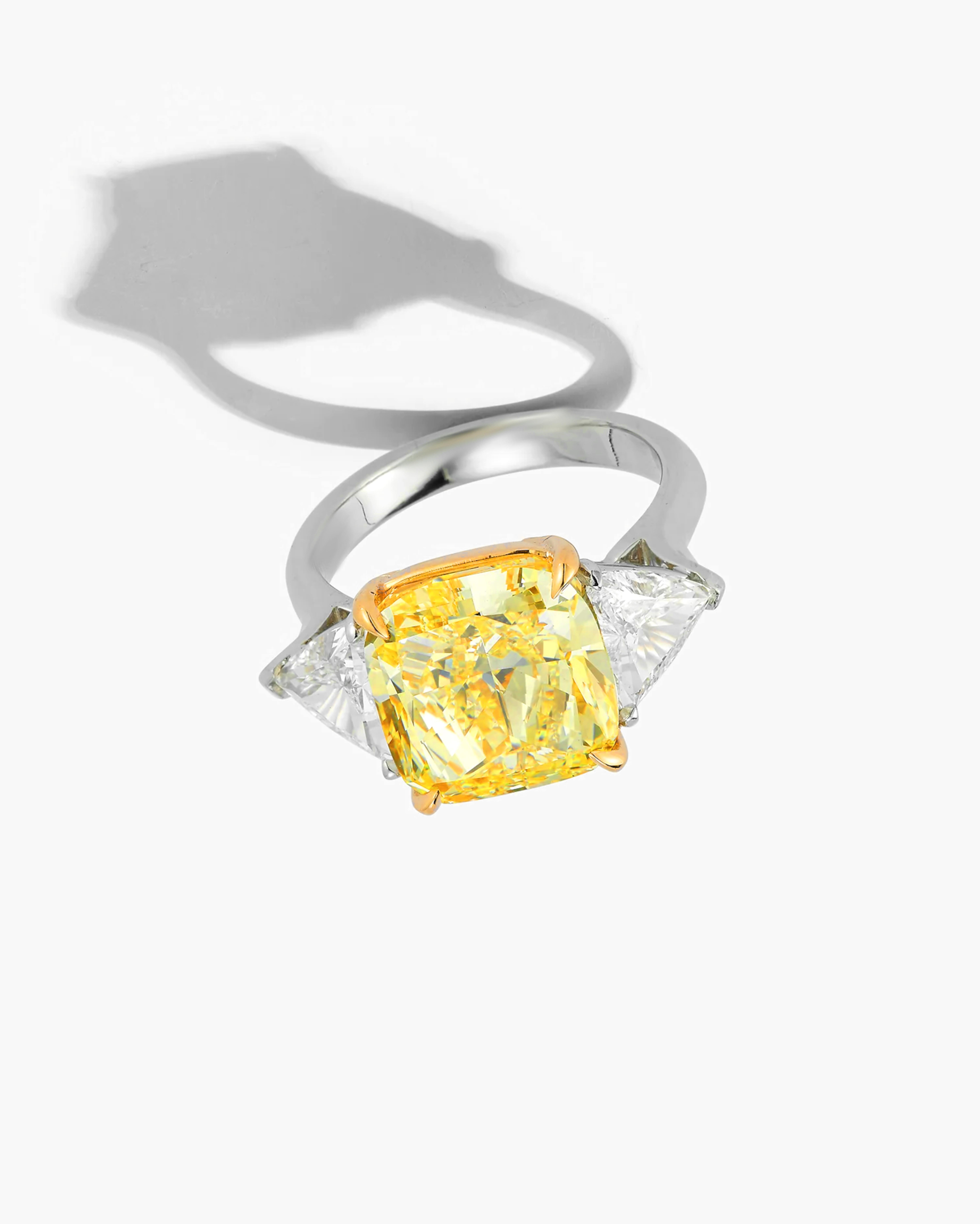 Contemporain Bague à diamant coussin certifié GIA de 5 carats de couleur jaune fantaisie en vente