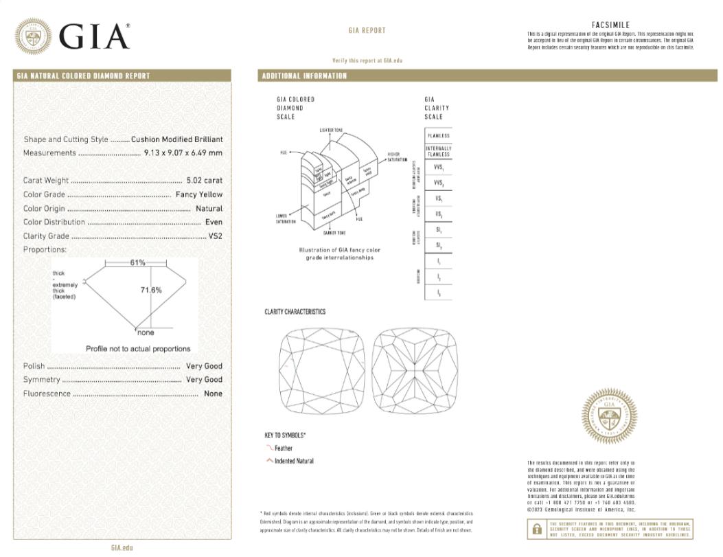 Cette élégante bague est ornée d'une superbe pierre centrale de 5 carats de couleur jaune fantaisie, taillée en coussin, complétée par deux autres pierres en diamant. Fabriquée par des experts, cette bague présente un design exquis et un poids en