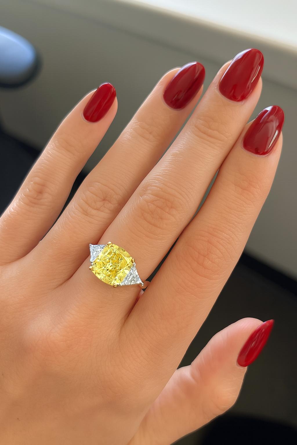 Bague à diamant coussin certifié GIA de 5 carats de couleur jaune fantaisie Neuf - En vente à Chicago, IL