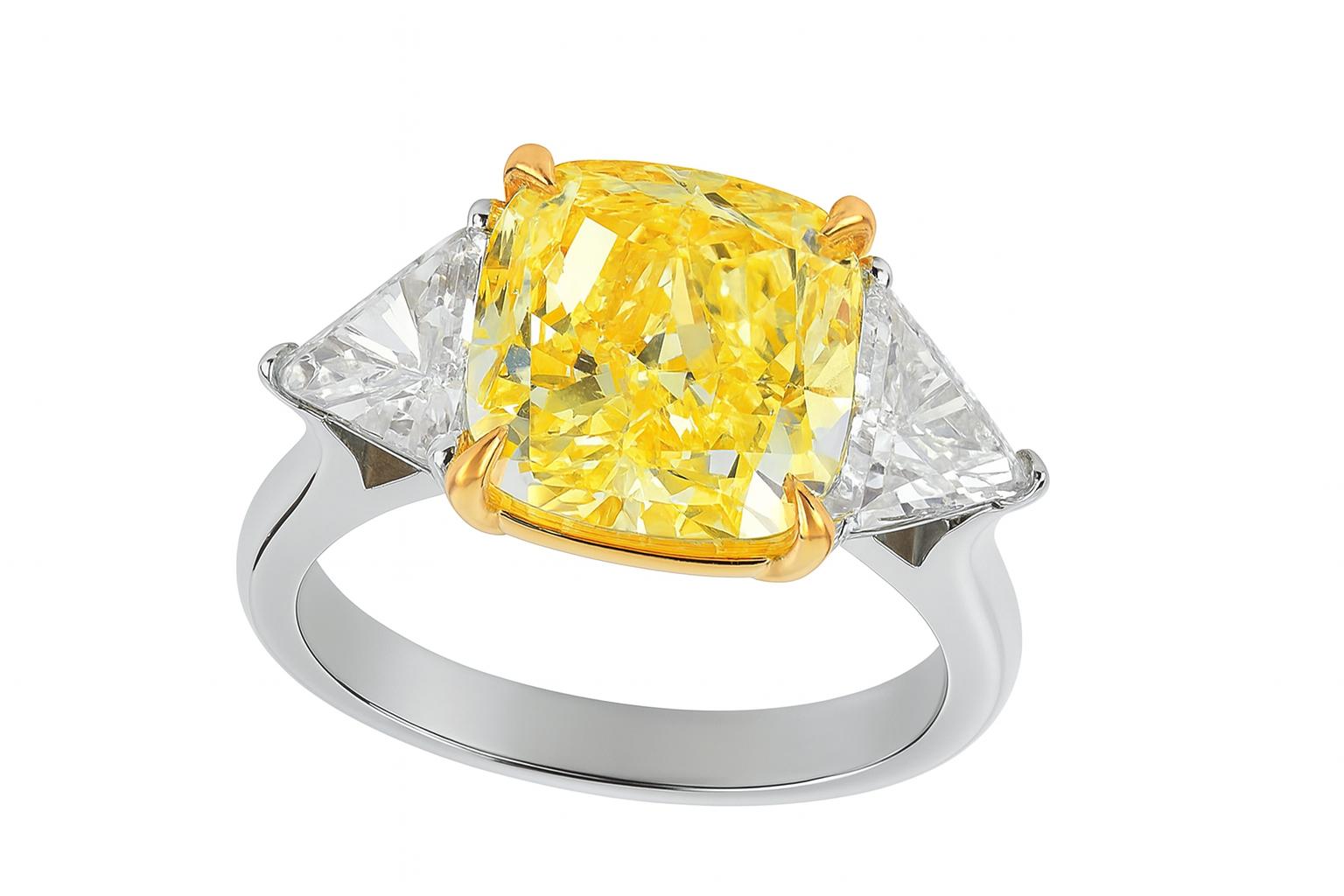 Contemporain Bague à diamant coussin certifié GIA de 5 carats de couleur jaune fantaisie en vente