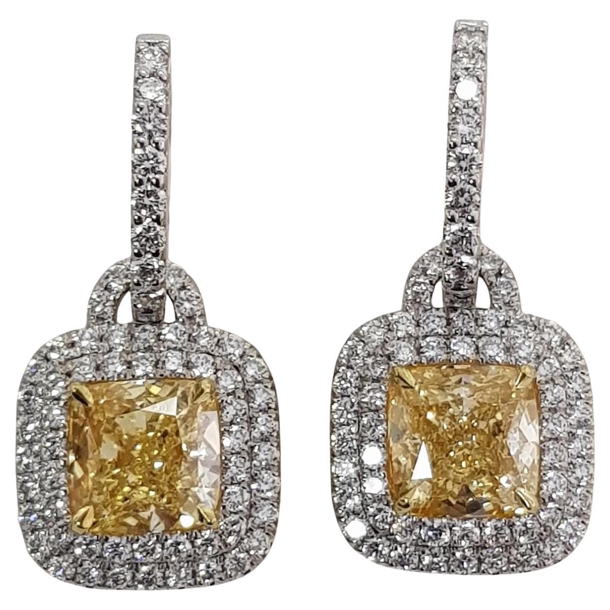 Boucles d'oreilles exquises en diamant coussin jaune 
5 carats
certifié GIA
VVS2 Clarté
