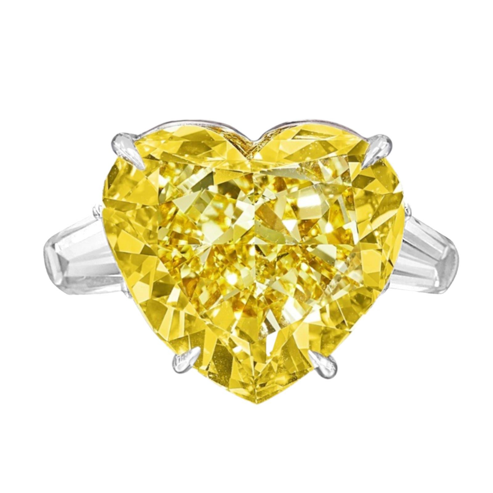 Contemporaneo Anello con diamante giallo fantasia taglio cuore certificato GIA da 5 carati in platino in vendita