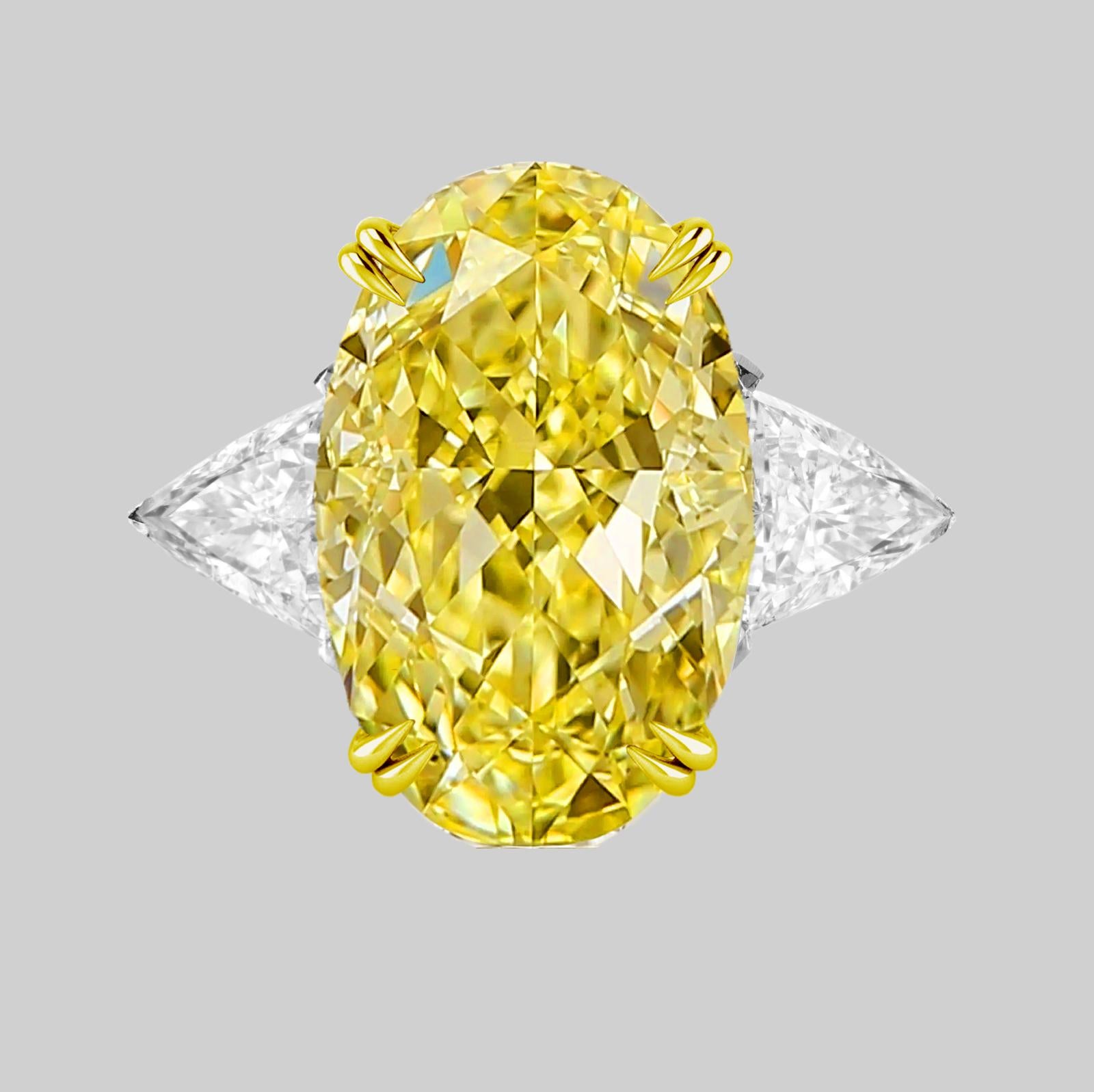 Contemporaneo Anello con diamante giallo fantasia a taglio ovale e trilione certificato GIA da 5 carati in vendita