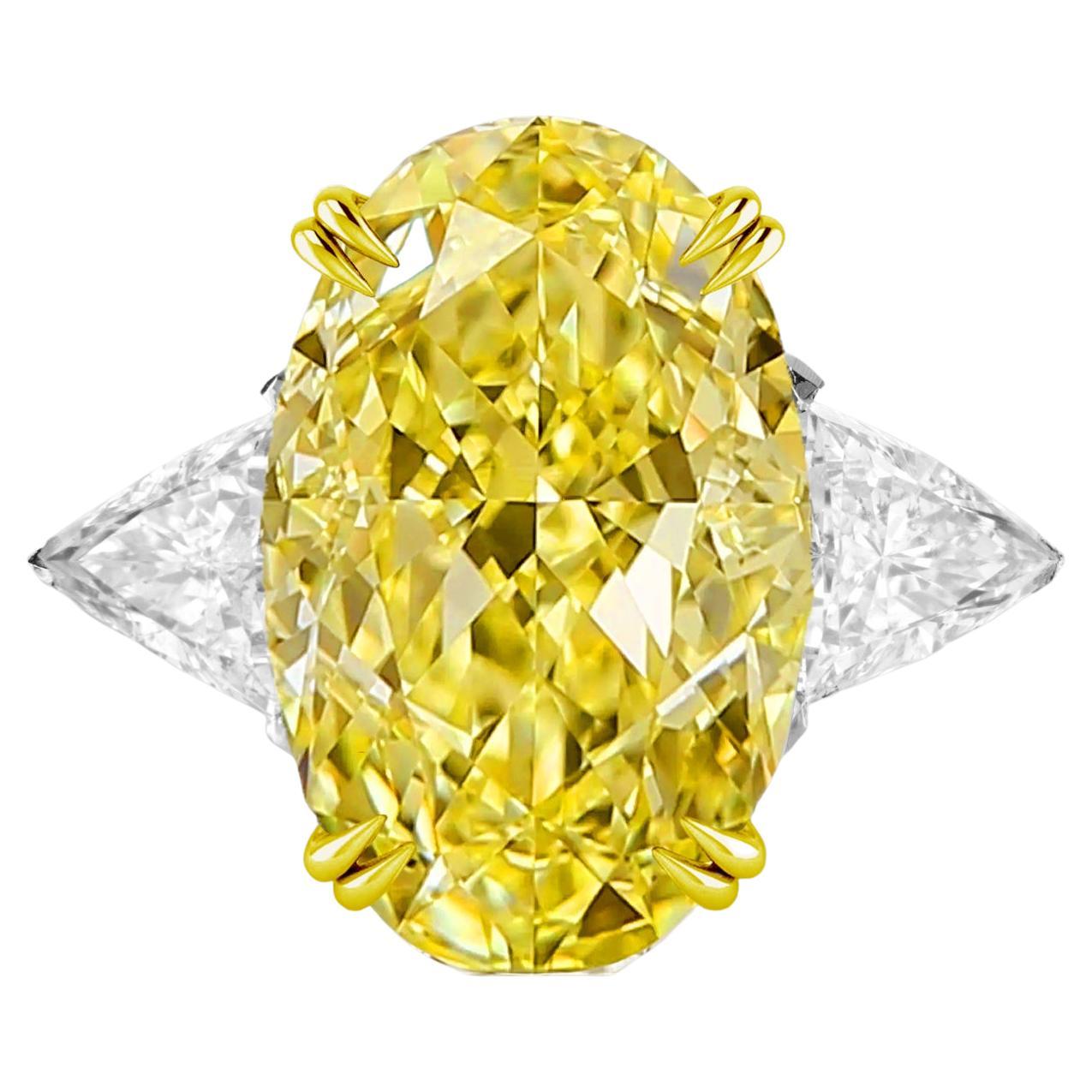 Anillo de diamantes de corte oval amarillo fantasía de 5 quilates con trillón, certificado por el GIA