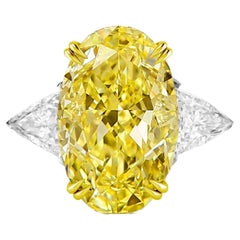Anello con diamante giallo fantasia a taglio ovale e trilione certificato GIA da 5 carati