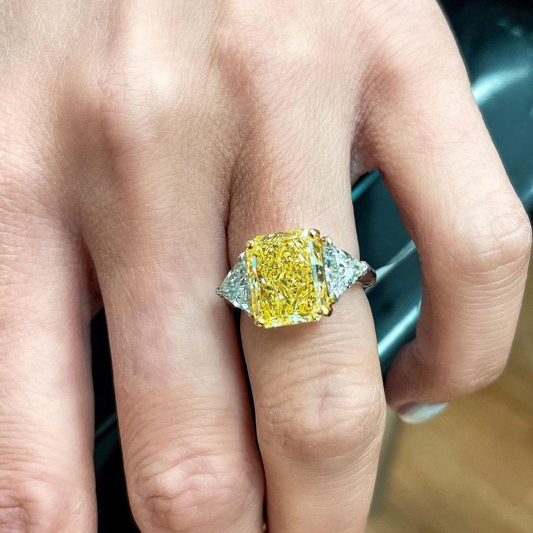 GIA Certified 5 Carat Fancy Yellow Radiant Cut Diamond Ring VS2 In New Condition For Sale In Chicago, IL