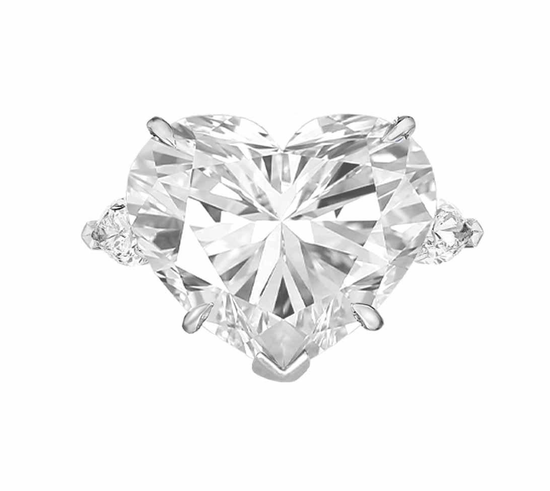 Questo squisito anello di fidanzamento mette in mostra un diamante a forma di cuore certificato GIA da 5,06 carati come fulcro, un taglio raro e romantico che simboleggia un affetto profondo e un impegno duraturo. Sapientemente incastonato in un