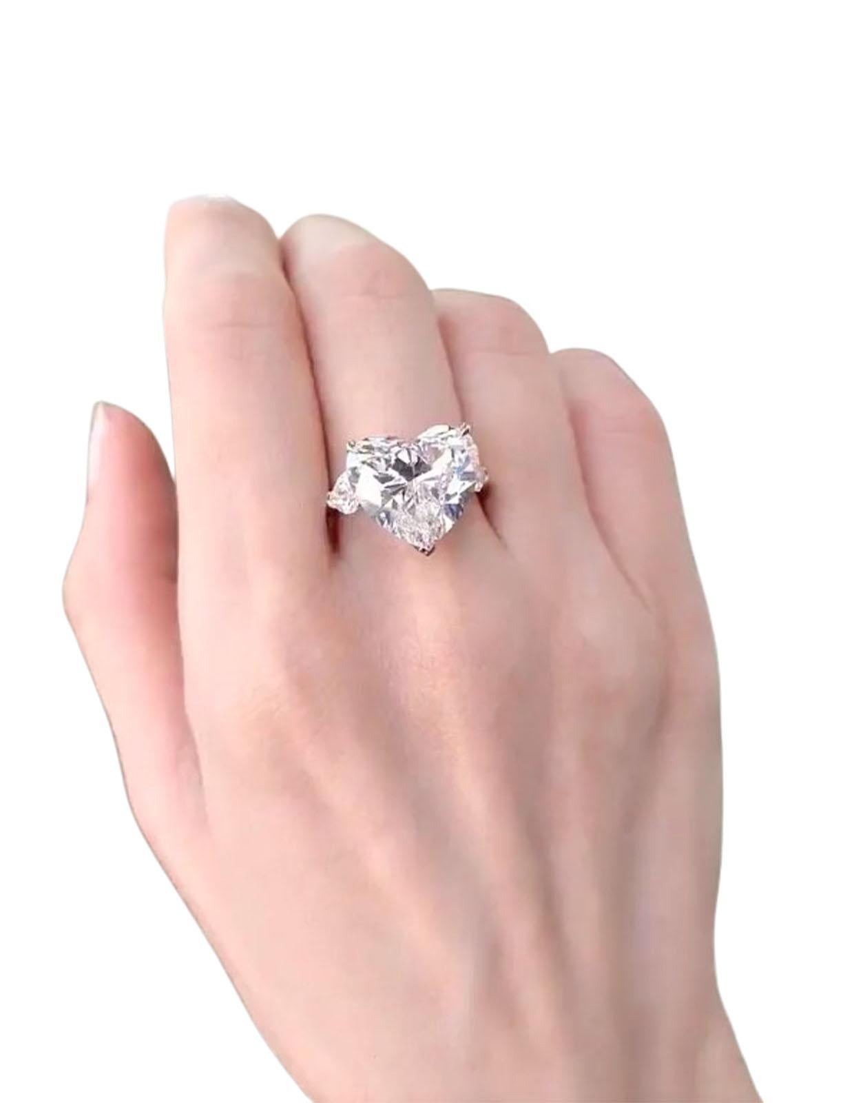 Contemporaneo Anello in platino con diamante taglio cuore e diamante taglio pera certificato GIA da 5.06 carati in vendita